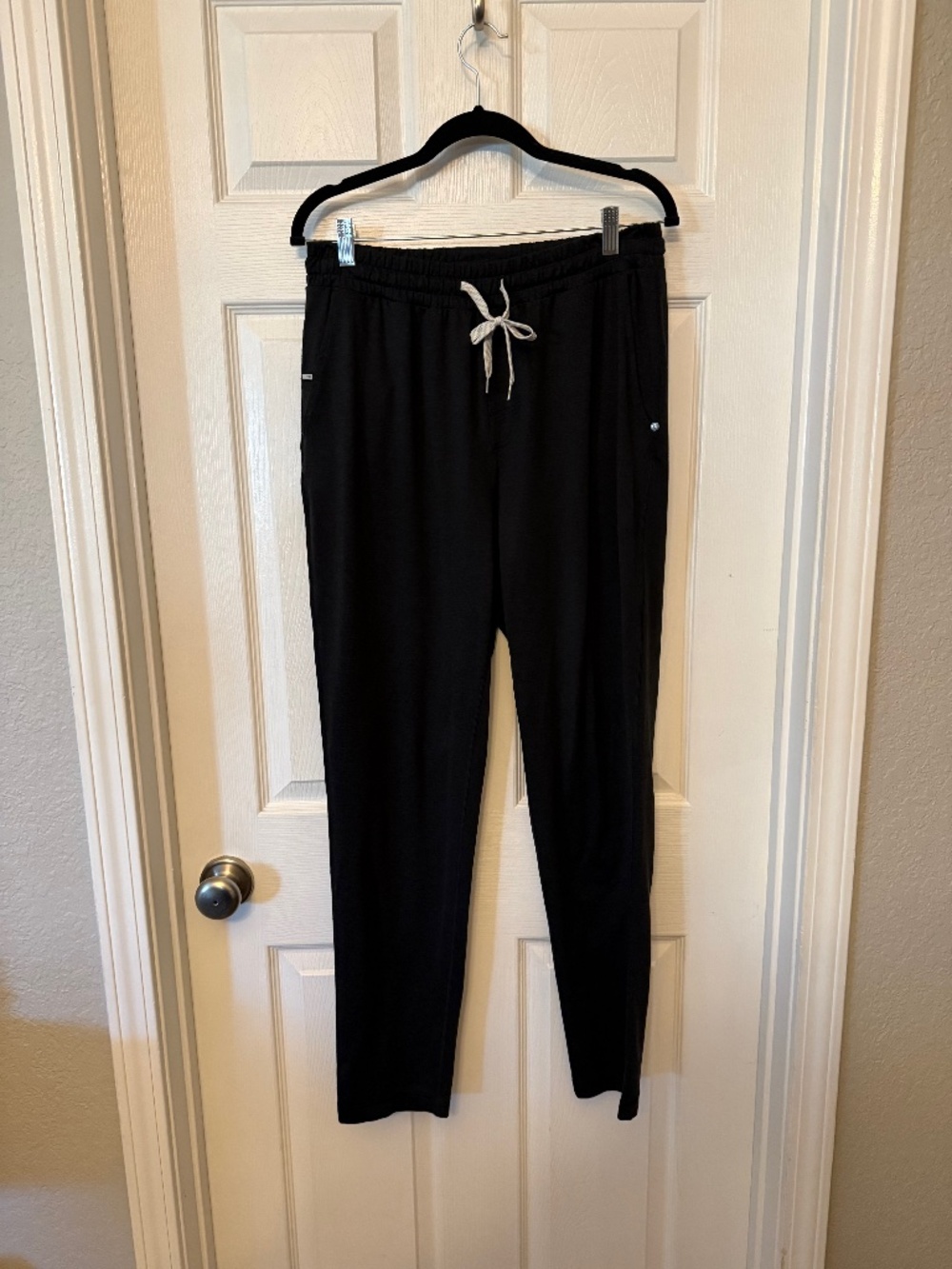 Vuori Black Drawstring straight leg performance pant, Size L